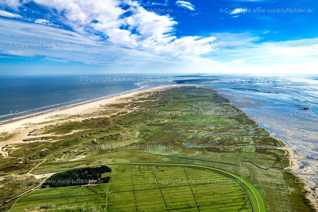 Norderney_Ostseite_ELS_6775050923 | NORDERNEY 06.06.2023 Küsten- Landschaft am Sandstrand " Ostende " mit dem Wrack des ehemaligen Schillsaugers "Capella" und der Ost Bake in Norderney im Bundesland Niedersachsen, Deutschland. // Coastal landscape on the sandy beach "Ostende" with the wreck of the former Schillsauger "Capella" and the Ost Beacon in Norderney in the state of Lower Saxony, Germany. Foto: Martin Elsen