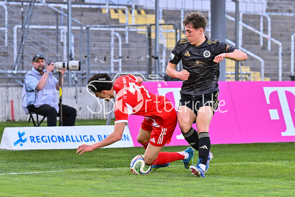 FC Bayern Amateure - SpVgg Ansbach | MUNICH, GERMANY - 17. APRIL: im Duell Deniz OFLI (FC Bayern München II 3) und Lus ALTHAUS (SpVgg Ansbach 18) während dem Match zwischen den Amateuren des FC Bayern München und der SpVgg Ansbach am 29. Spieltag der Regionalliga Bayern im Grünwalder Stadion