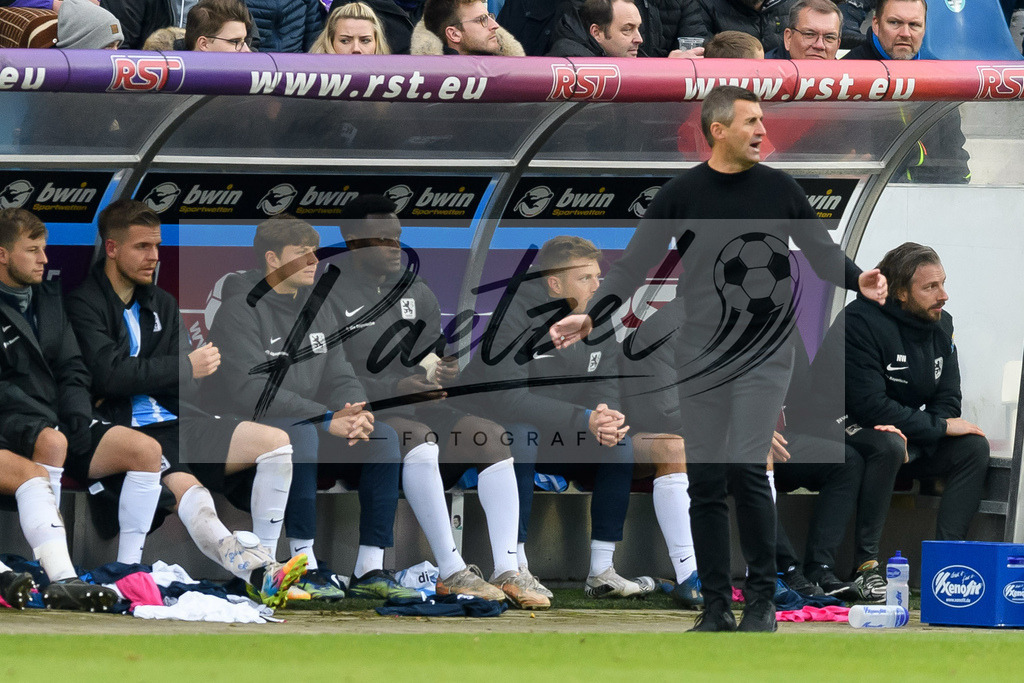 OSNTSV20211106_111 | Fussball, Herren: Trainer Michael Koellner (TSV 1860 Muenchen) gestikuliert, Gestik bei dem Spiel der 3. Liga zwischen VfL Osnabrueck und TSV 1860 Muenchen im Stadion an der Bremer Bruecke am 06.11.2021 in Osnanbrueck, Deutschland.DFB / DFL REGULATIONS PROHIBIT ANY USE OF PHOTOGRAPHS AS IMAGE SEQUENCES AND/OR QUASI-VIDEO. - Realisiert mit Pictrs.com