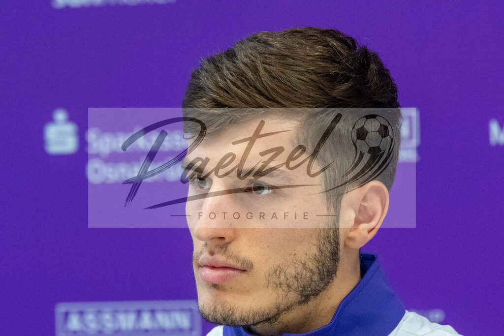 20200219_PKOSNA_0012 | Fussball, Herren: Bashkim Ajdini (VfL Osnabrueck) schaut waehrend der Pressekonferenz des VfL Osnabrueck im Presseraum des Stadion an der Bremer Bruecke am 19.02.2020 in Osnabrueck, Deutschland. - Realisiert mit Pictrs.com