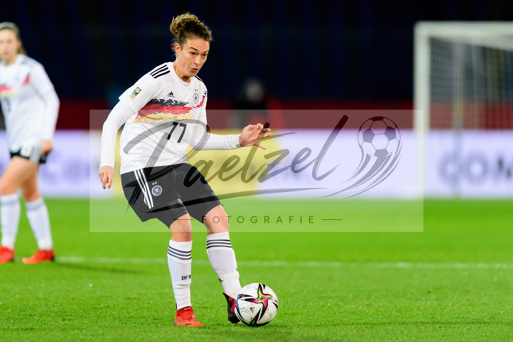 GERTUR20211126_146 | Fussball, Frauen: Felicitas Rauch (Germany) in Aktion, am Ball, Einzelaktion bei dem Spiel der WM-Qualifikation zwischen Deutschland und Tuerkei im Eintracht-Stadion am 26.11.2021 in Braunschweig, Deutschland. - Realisiert mit Pictrs.com