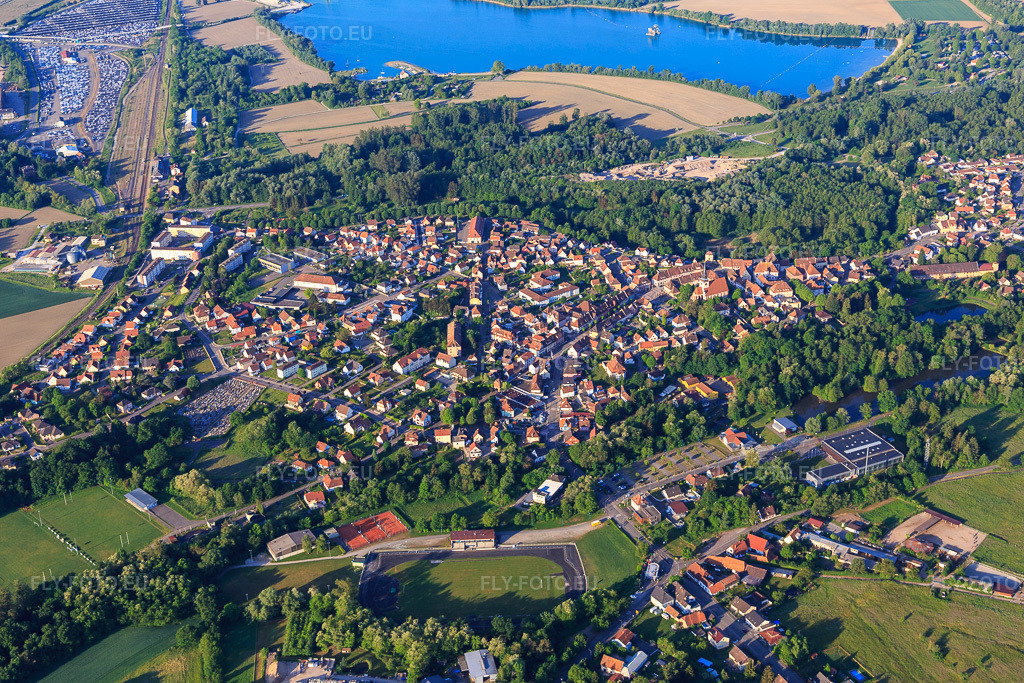 Vue aérienne: Vue d'ensemble de la ville depuis le nord-est à le quartier Neulauterburg in Lauterbourg dans le département Bas Rhin, France – .Photo: IMG_131498.jpg prise le 18/05/2022 par Werner Riehm/FLY-FOTO.eu – Résolution de l'original: 5374 x 3583 px