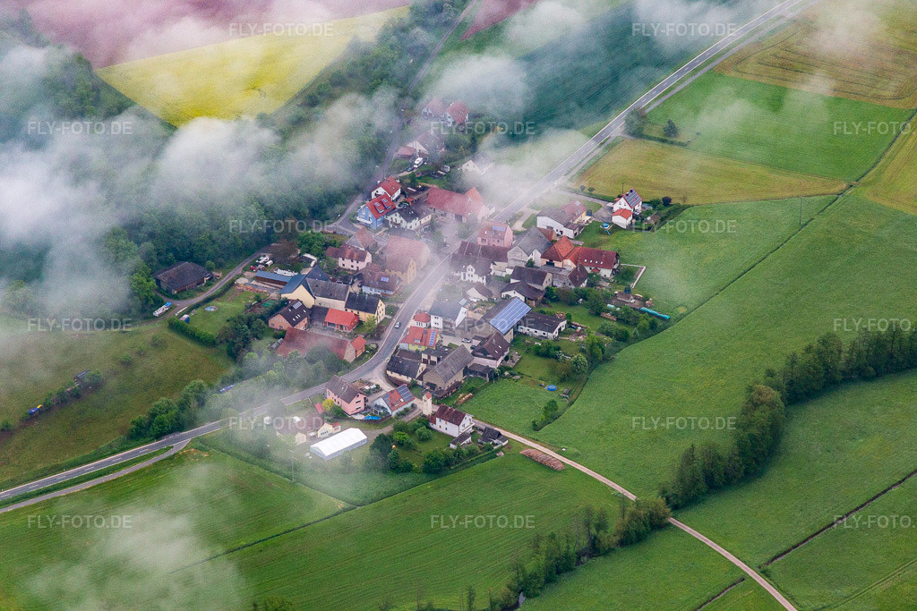 Luftbild: Ort unter Wolken im Ortsteil Zettmannsdorf in Schönbrunn im Bundesland Bayern in Deutschland. Foto: IMG_099758.jpg vom 25.05.2017 durch Werner Riehm/FLY-FOTO.de