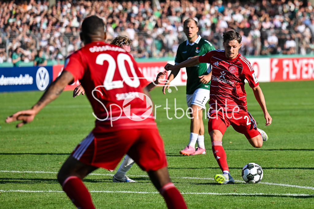 1. FC Schweinfurt 05 - Fortuna Düsseldorf | in dieser Sezen versucht sich Florent MUSLIJA (Fortuna 24) mit einem Torschuss / DFB-Pokal: 1. FC Schweinfurt 05 - Fortuna Düsseldorf; Riedel-Bau Arena am 18.08.2025