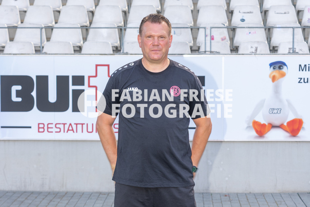 Rot-Weiss Essen; 3. Liga, Portraettermin 2026/2027, Foto: Eibner-Pressefoto/Fabian Friese | UWE KOSCHINAT (Cheftrainer),Rot-Weiss Essen; 3. Liga, Portraettermin 2026/2027, Foto: Eibner-Pressefoto/Fabian Friese - Realisiert mit Pictrs.com