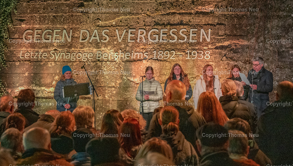 Gedenkfeier_Pogromnacht_2925-29-2 | bbe, Bensheim, LFS und Bendheimplatz,,von links: Theresia Helbling, Luana Wenz, Maja Pöhlmann, Marie Steigleder, Louise Grimm, Rolf Schneider,  Bild: Thomas Neu