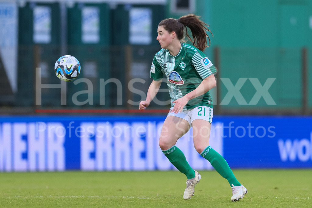 Fussball, Google Pixel Frauen-Bundesliga, SV Werder Bremen - MSV Duisburg | v.li.: Chiara Hahn (SV Werder Bremen, 21) am Ball, Freisteller, Einzelbild, Ganzkörper, Aktion, Action, Spielszene, DIE DFB-RICHTLINIEN UNTERSAGEN JEGLICHE NUTZUNG VON FOTOS ALS SEQUENZBILDER UND/ODER VIDEOÄHNLICHE FOTOSTRECKEN. DFB REGULATIONS PROHIBIT ANY USE OF PHOTOGRAPHS AS IMAGE SEQUENCES AND/OR QUASI-VIDEO.
