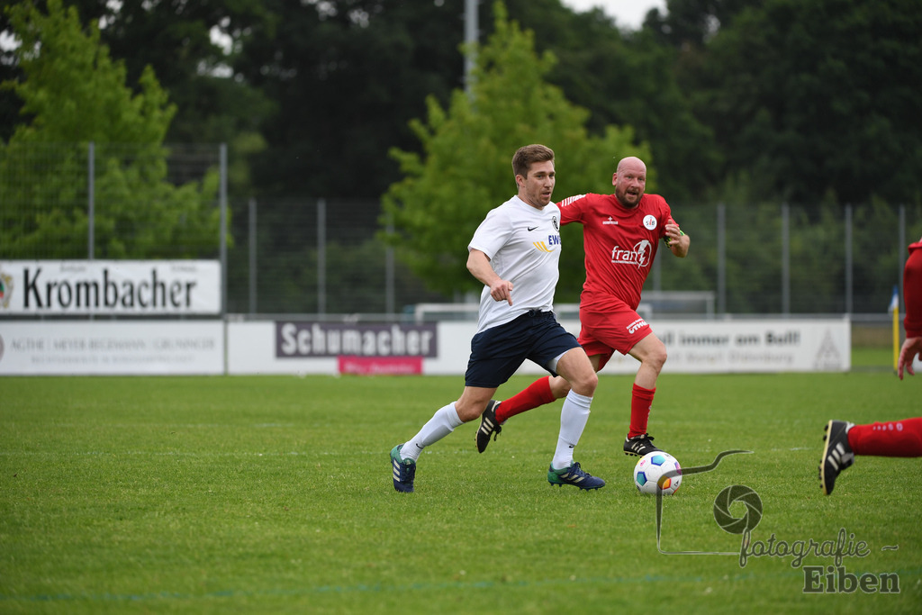 SV Brake Ü40-BW Bümmerstede (Ü40) | Kreispokal Finale Jade-Weser-Hunte Ü40; SV Brake Ü40 (rot)-BW Bümmerstede Ü40 (weiß) am 15.06.2025 in Rastede (Sportanlage Köttersweg), Photo: Philip Eiben 2025 - Realisiert mit Pictrs.com
