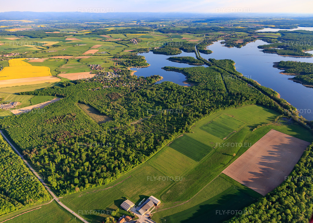 Vue aérienne: Le canal des houllères de la Sarre traverse les lacs Ètang des femmes et Stockweiher à Langatte dans le département Moselle, France. Photo: IMG_146147.jpg prise le 01/05/2025 par Werner Riehm/FLY-FOTO.eu – Résolution de l'original: 5129 x 3648 px
