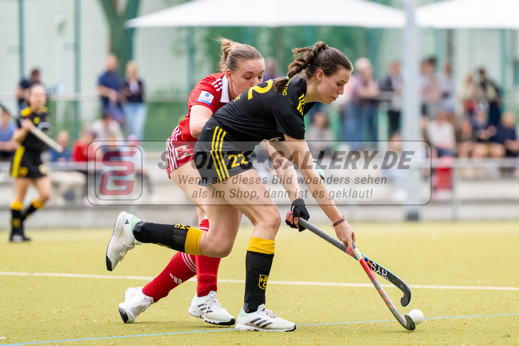 HK_20240407_100155 | 1. Bundesliga Hockey Damen Rot-Weiss Köln - Harvestehuder THC am 7.4.2024 Rot-Weiss Köln, Köln , Romy Riede ( Harvestehuder THC #22 ) , Paula Brux ( Rot-Weiss Köln #44 )