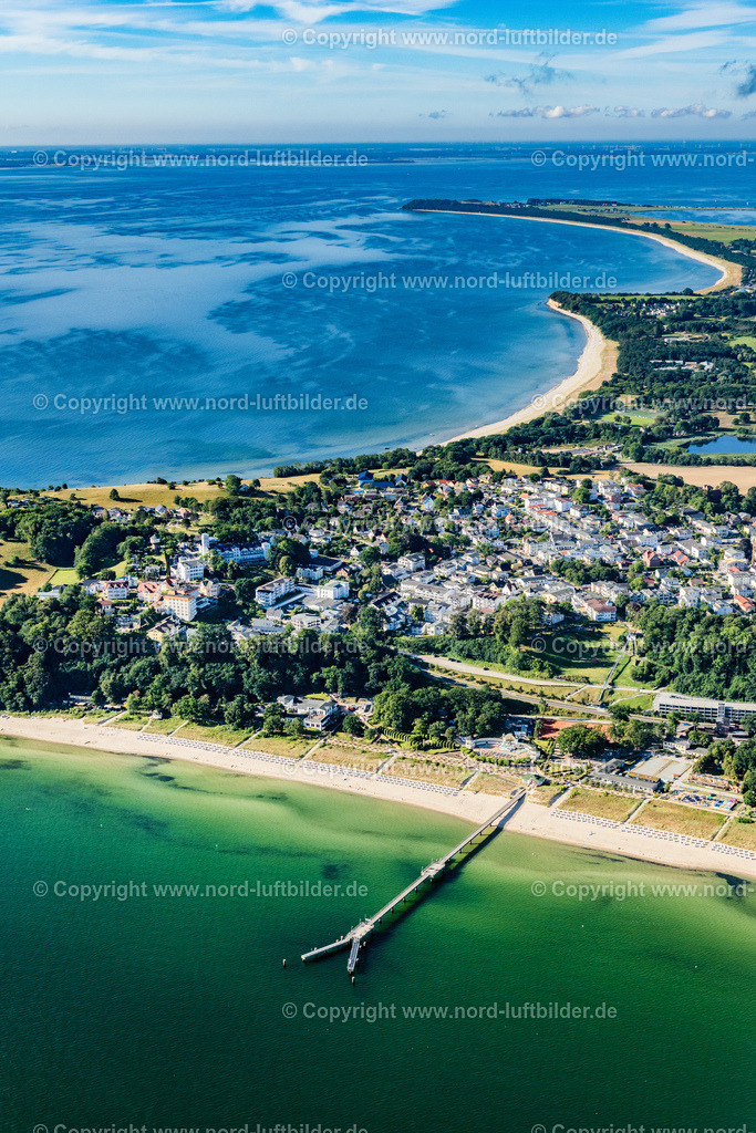 Göhren_Rügen_ELS_7317100822 | GöHREN 10.08.2022 Ortsansicht an der Ostseeküste in Göhren mit Seebrücke im Bundesland Mecklenburg-Vorpommern, Deutschland. // Town view on the Baltic Sea coast in Goehren in the state Mecklenburg - Western Pomerania, Germany. Foto: Martin Elsen