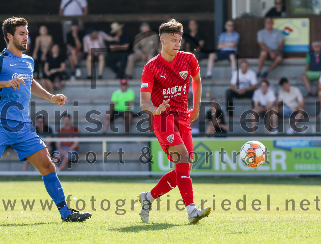 2023-07-08_126_FC_Langengeisling_gegen_TSV_Buchbach | Erding, Deutschland, 08.07.2023:
Fußball, Bezirksliga Oberbayern Ost 2023 / 2024, Testspiel, FC Langengeisling gegen TSV Buchbach, Endergebnis: 0:6

Kilian Stenzel (FC Langengeisling, #32), Levin Ramstetter (TSV Buchbach, #20)

Foto: Christian Riedel / fotografie-riedel.net