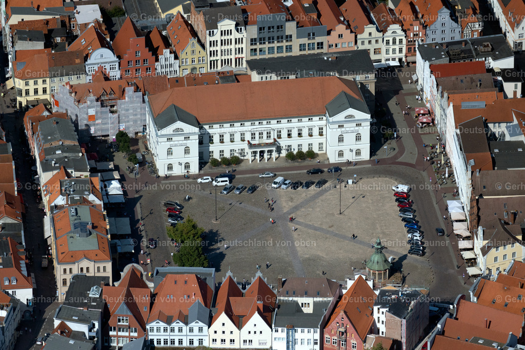 4062212 | WISMAR 08.09.2021 Gebäude des Rathauses der Stadtverwaltung am Marktplatz der Innenstadt in Wismar im Bundesland Mecklenburg-Vorpommern, Deutschland. // Town Hall building of the City Council at the market downtown in Wismar in the state Mecklenburg - Western Pomerania, Germany. Foto: Gerhard Launer