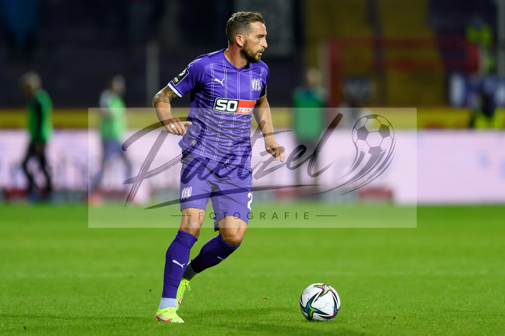 OSNVKO2021090620210906_151 | Fussball, Herren: Marc Heider (VfL Osnabrueck) in Aktion, am Ball, Einzelaktion beim Spiel der 3. Liga zwischen VfL Osnabrueck und FC Viktoria Koeln im Stadion an der Bremer Bruecke am 06.09.2021 in Osnabrueck, Deutschland.DFB / DFL REGULATIONS PROHIBIT ANY USE OF PHOTOGRAPHS AS IMAGE SEQUENCES AND/OR QUASI-VIDEO. - Realisiert mit Pictrs.com