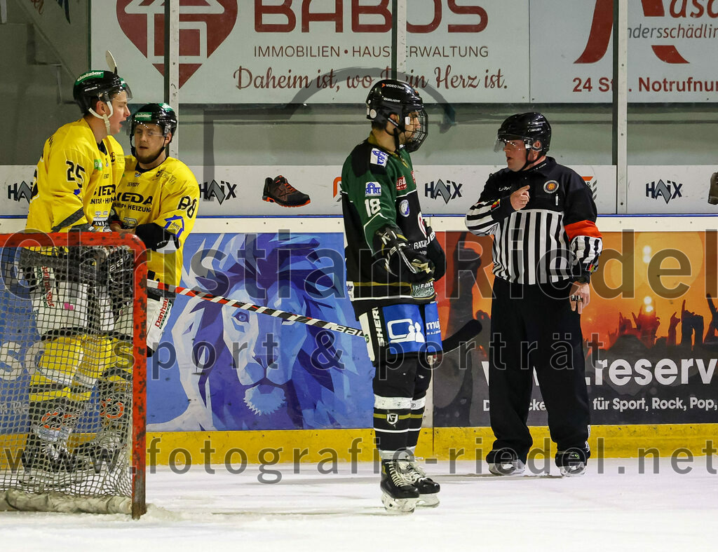 2022-11-20_076_TSV_Erding_gegen_ERSC_Amberg | Erding, Deutschland, 20.11.2022:
Eishockey, Bayernliga 2022 / 2023, 15. Spieltag, TSV Erding gegen ERSC Amberg, Endergebnis: 5:1

Felix Köbele (ERSC Amberg, #25), Marco Pronath (ERSC Amberg, #88), Daniel Krzizok (Erding Gladiators, #18)

Foto: Christian Riedel / fotografie-riedel.net