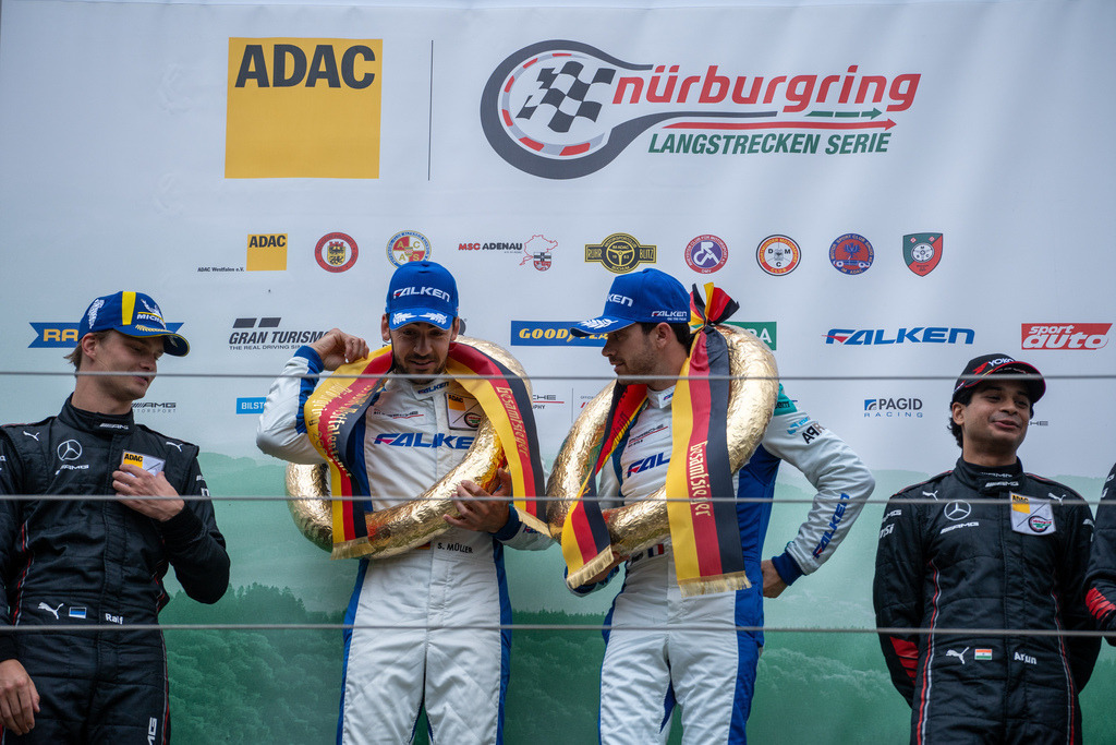 22.06.2024: ADAC Nürburgring Landstrecken-Serie (NLS), Rennen 3 Bild: Siegerehrung gesamtsieger des 3. Rennen der NLS. Champagner Dusche unter den ersten 3 Plätzen der Klassen. Erst Platziertes Team Falken Motorsport | 22.06.2024: ADAC Nürburgring Landstrecken-Serie (NLS), Rennen 3 Bild: Siegerehrung gesamtsieger des 3. Rennen der NLS. Champagner Dusche unter den ersten 3 Plätzen der Klassen. Erst Platziertes Team Falken Motorsport - Realisiert mit Pictrs.com