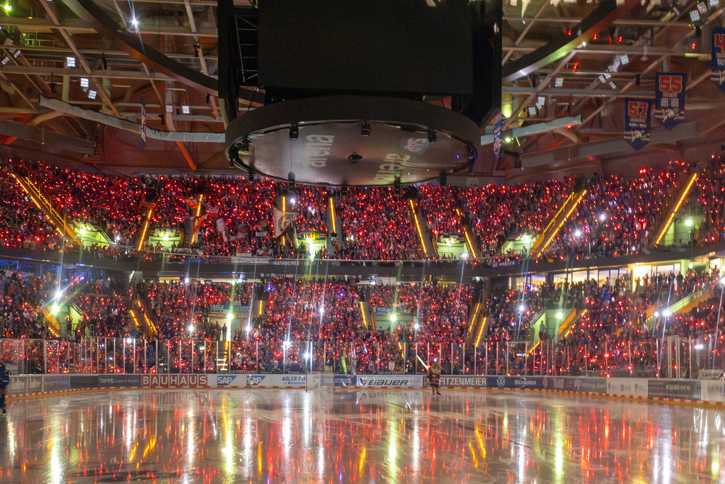 DEL, Deutsche Eishockey Liga Saison 2025/26, 31 Spieltag: Adler Mannheim gegen Eisbären Berlin | DEL, Deutsche Eishockey Liga Saison 2025/26, 31 Spieltag: Adler Mannheim gegen Eisbären Berlin***Das letzte Heimspiel vor Weihnachten, traditionell das SPIEL DER LEUCHTENDEN HERZEN, ist immer ausverkauft - Realisiert mit Pictrs.com