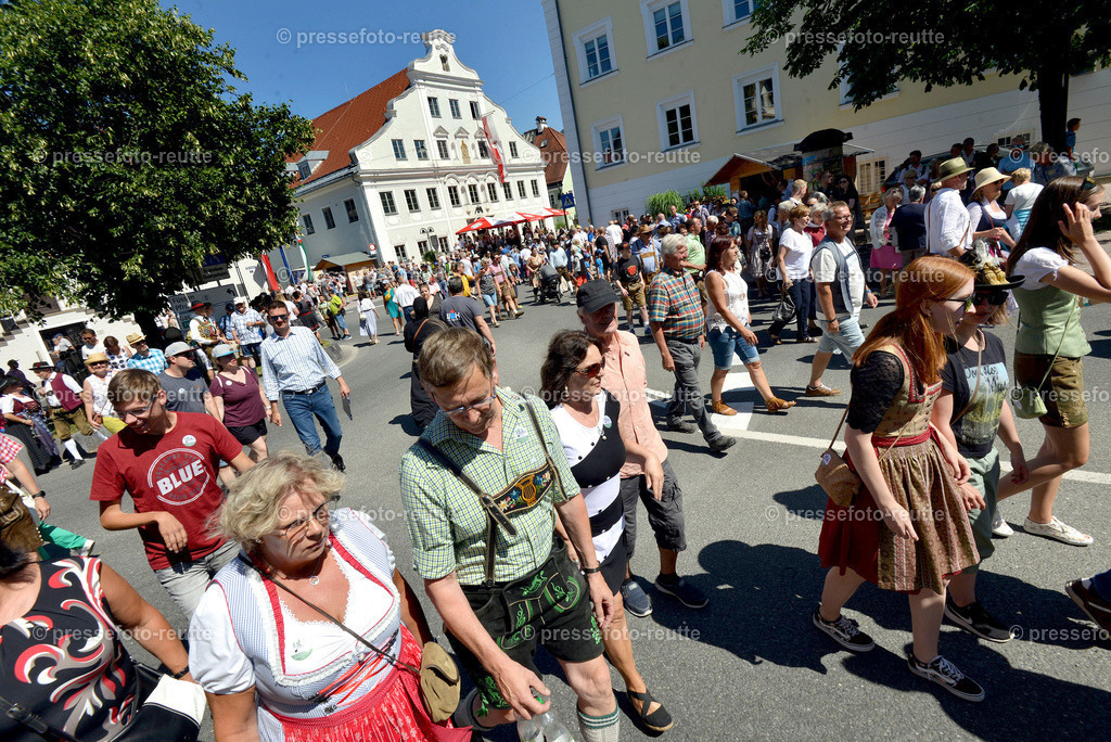 news-2022-Juli17-Musikumzug-Reutte--WTV_3619-Zuschauer | Info aus dem Bezirk Reutte/Ausserfern Tirol sowie eine umfangreiche Bilddatenbank über die gesamte Region: Lechtal, Talkessel Reutte, Tannheimertal, Zwischentoren. Lech, Plansee, Zugspitze, Grenztunnel, B179, Fernpassstraße, Verkehr, Lawinen, Tradition, - Realisiert mit Pictrs.com