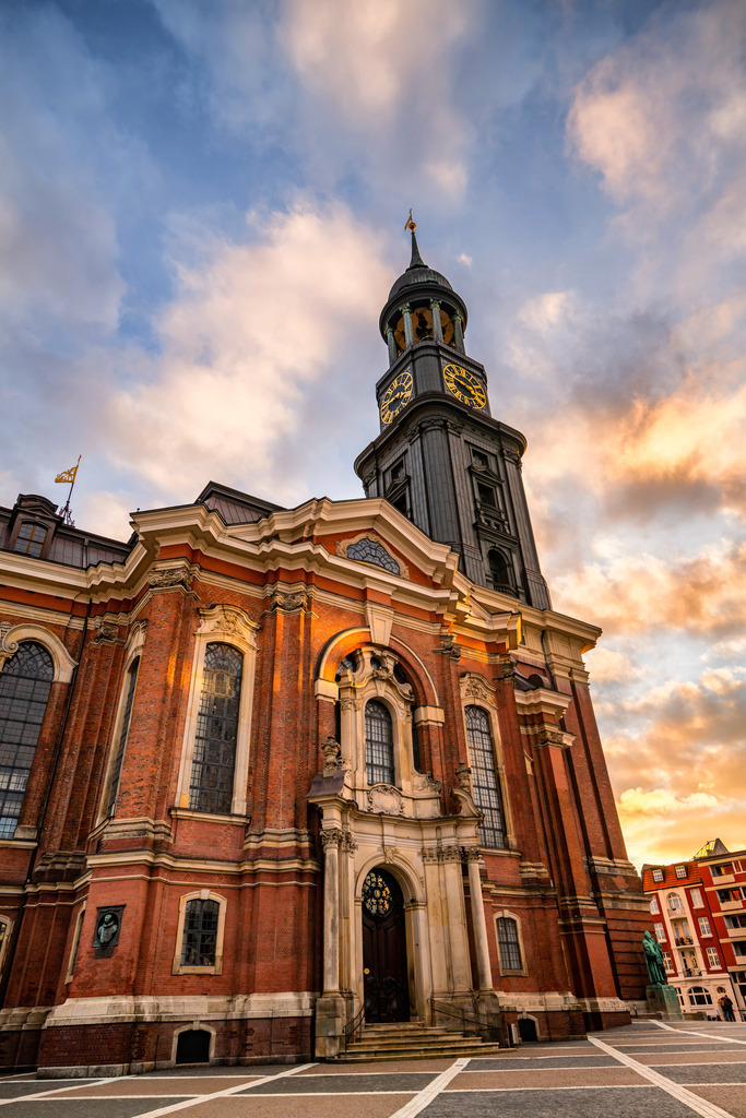 10221106 - Michel im Sonnenuntergang | Blick auf den Michel während eines spekatakulären Sonnenuntergangs.