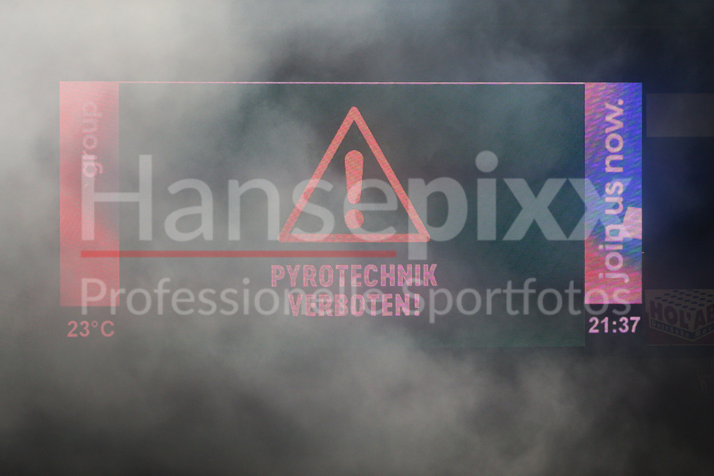 Fussball, Bundesliga, SV Werder Bremen - FC Bayern München | v.li.: Auf der Anzeigetafel, Videowall wird ein Hinweis auf das Verbot von Pyrotechnik zu lesen ist, der wegen des Nebels aufgrund eines massiven Einsatzes von Pyros, Bengalos kaum gelesen werden kann, DIE DFL-RICHTLINIEN UNTERSAGEN JEGLICHE NUTZUNG VON FOTOS ALS SEQUENZBILDER UND/ODER VIDEOÄHNLICHE FOTOSTRECKEN. DFL REGULATIONS PROHIBIT ANY USE OF PHOTOGRAPHS AS IMAGE SEQUENCES AND/OR QUASI-VIDEO.