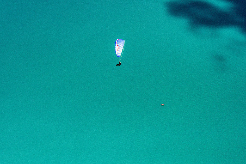 dr__0010240.jpg | GSCHWAND 05.07.2017 Gleitschirmflieger am Wolfgangsee. // Paragliders at the Wolfgangsee. Foto: Daniel Reiter
