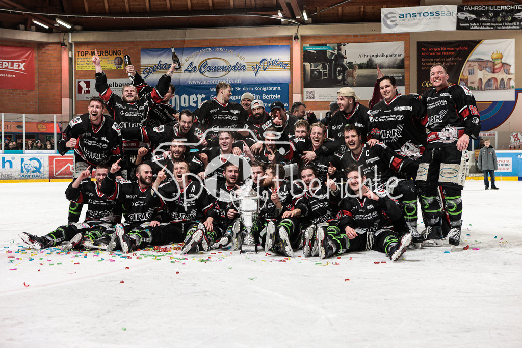EHC Königsbrunn - TEV Miesbach | Grenzenloer Jubel beim EHC Koenigsbrunn nach dem Gewinn der Bayerliga Meisterschaft im Spiel 3 der Playoffserie gegen den TEV Miesbach / Jubel / Freude / Siegerfoto