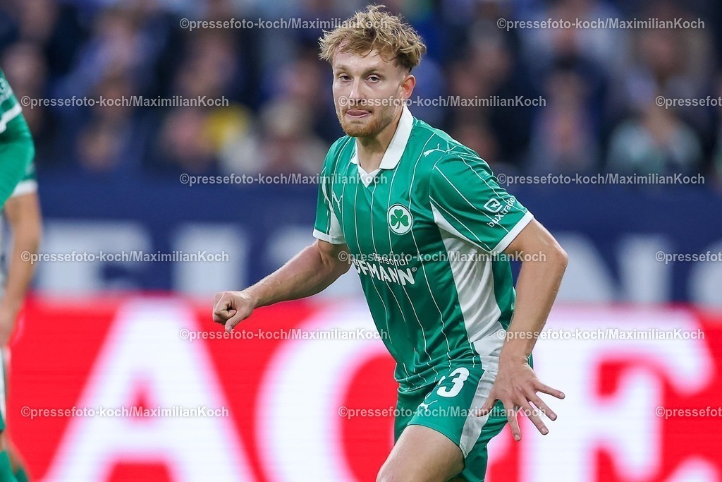 S0426092501111 | 25.09.2025, Fußball, FC Schalke 04 - SpVgg Greuther Fürth, 7.Spieltag, 2. Fußball Bundesliga, Veltins-Arena Gelsenkirchen, Saison 2025 2026: Jannik Dehm&nbsp;(Greuther Fürth #23) DFB regulations prohibit any use of photographs as image sequences and or quasi-video.