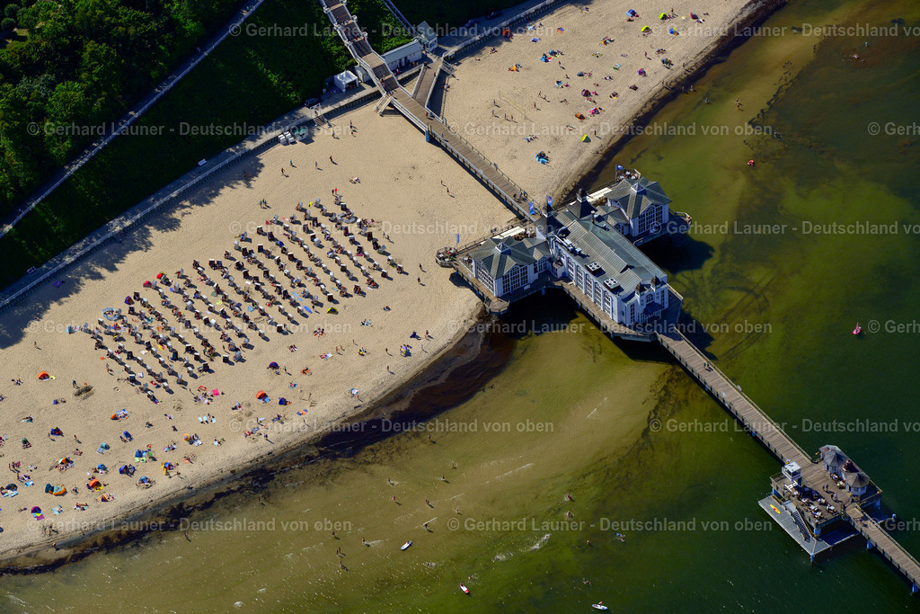 3637811 | SELLIN 25.08.2016 Konstruktion der Seebrücke über der Wasseroberfläche in Sellin an der Ostseeküste im Bundesland Mecklenburg-Vorpommern, Deutschland. Weiterführende Informationen bei: Seebrücke Sellin. // Construction of the pier above the water surface in Sellin on the Baltic Sea coast in the state of Mecklenburg-West Pomerania, Germany. Further information at: Seebruecke Sellin. Foto: Gerhard Launer