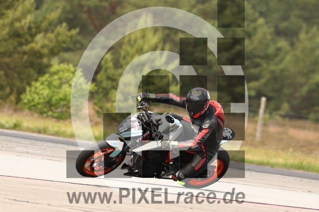 0180-20250609_12774 | Schöne Erinnerungen an spannende Momente - das festzuhalten ist unser Job. PIXELrace.de ist seit 2003 auf den Rennstrecken Europas unterwegs um die Action draußen beim Fahren und die wunderbare Stimmung imm Fahrerlager für euch einzufangen.