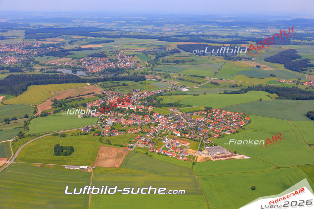 Die Luftaufnahme der Stadt Lisberg wurde vom UL-Flugzeug heraus erstellt ( keine Drohne )- hohe Auflösung für beste Qualität