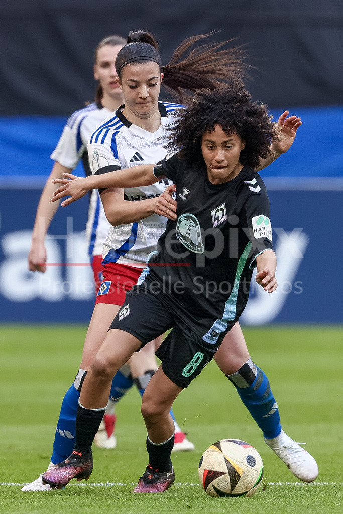 Fussball, DFB-Pokal Frauen, Hamburger SV - SV Werder Bremen | v.li.: Vildan Kardesler (Hamburger SV, 7) und Amira Arfaoui (SV Werder Bremen, 8) im Zweikampf, Duell, Dynamik, Aktion, Action, Spielszene, DIE DFB-RICHTLINIEN UNTERSAGEN JEGLICHE NUTZUNG VON FOTOS ALS SEQUENZBILDER UND/ODER VIDEOÄHNLICHE FOTOSTRECKEN. DFB REGULATIONS PROHIBIT ANY USE OF PHOTOGRAPHS AS IMAGE SEQUENCES AND/OR QUASI-VIDEO.