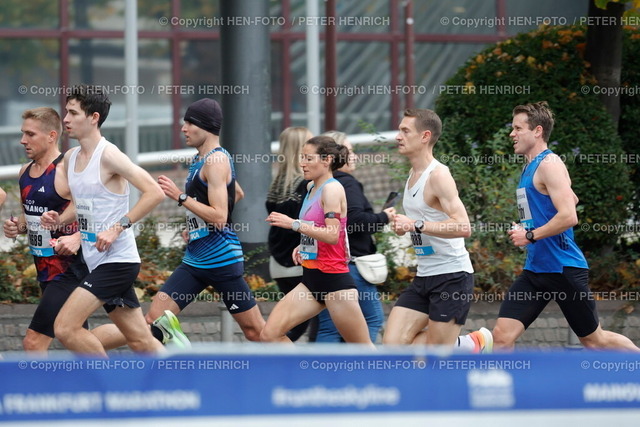 20241027-_11A8540-frankfurt-marathon-HEN-FOTO | 27.10.2024 Mainova Frankfurt Marathon 2024 nach Start vorne dabei Läuferin F6 (Foto: Peter Henrich) - Realisiert mit Pictrs.com