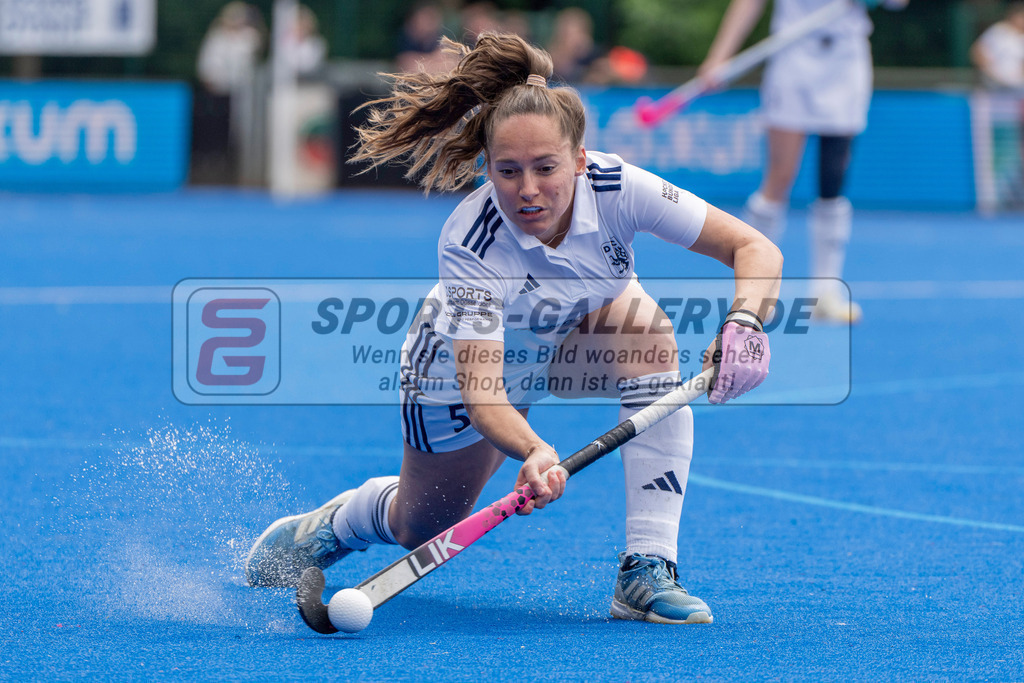 Final4_20250601-1150-HK108350 | Krefeld, Deutschland, 01.06.2025:  Feldhockey Final4 2025 – „Deutsche Feldhockey-Meisterschaften 2025“ Harvestehuder HTC - Düsseldorfer HC (Finale Damen) im Gerd-Wellen-Hockeyanlage am 01.06.2025 in Krefeld, Deutschland. (Foto von Kramhöller/Fehrmann/Kaste)Krefeld, Germany, 01.06.2025: Feldhockey Final4 2025 – „Deutsche Feldhockey-Meisterschaften 2025“ Harvestehuder HTC - Düsseldorfer HC (Finale Damen) in Gerd-Wellen-Hockeyanlage at 01.06.2025 in Krefeld, Deutschland. (Foto from Kramhöller/Fehrmann/Kaste)