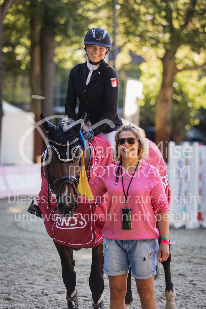 230908_OWLCh_Siegerehrung-352 | Deine schönsten Turniermomente als professionelle Fotos! Entdecke hochwertige Pferdesport-Fotografie im Online-Shop. Jetzt Fotos finden & bestellen!