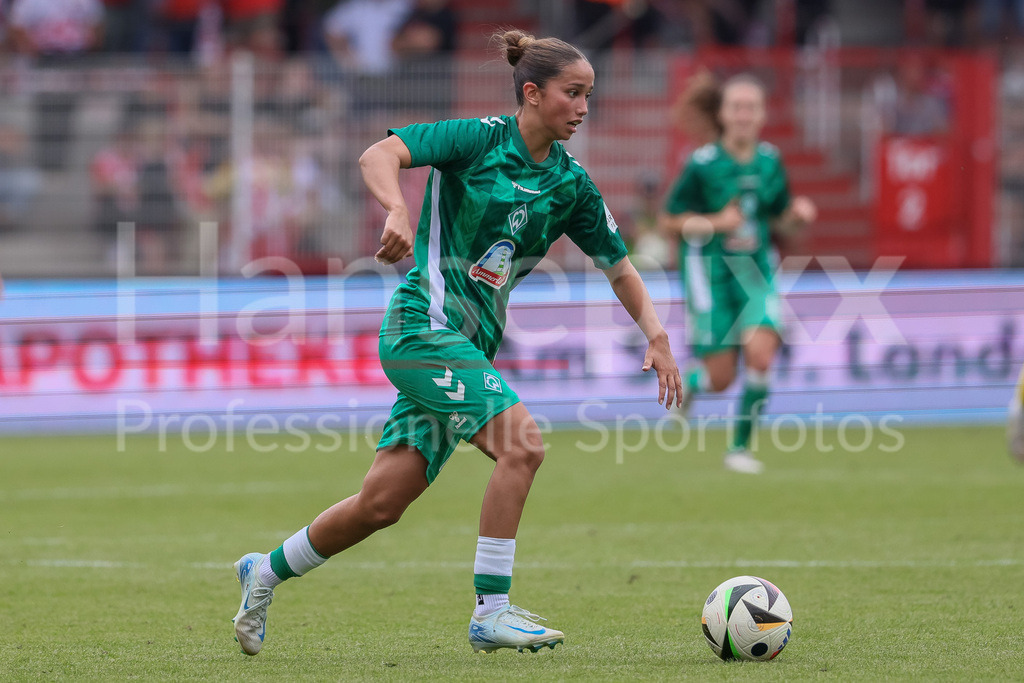 Fussball, Testspiel Frauen, 1. FC Union Berlin - SV Werder Bremen | v.li.: Amira Dahl (SV Werder Bremen, 17) am Ball, Einzelbild, Ganzkörper, Aktion, Action, Spielszene