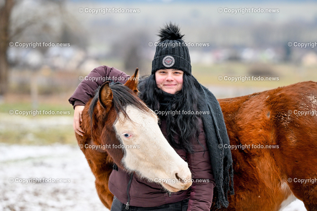 Slowakei_ Durcina_ Ranch Simba_ 25.12.2025-21 | 25.12.2025, Rajec, SVK, Themenbild, Pferde, im Bild Maedchen mit Pferd, Stute, Hengst, Fohlen, Quarter Horse, Ranch, Weide, Hof, Wiese, Stall, Nutztier, Tier, Portraet, Winter, Schnee, Natur, Tierliebe, Naehe, Vertrauen, braunes Pferd, weiße Blesse, junge Frau, Muetze, Schal, Outdoor, laendlich, Tier-Mensch-Beziehung, emotionale Verbindung, Tierfotografie