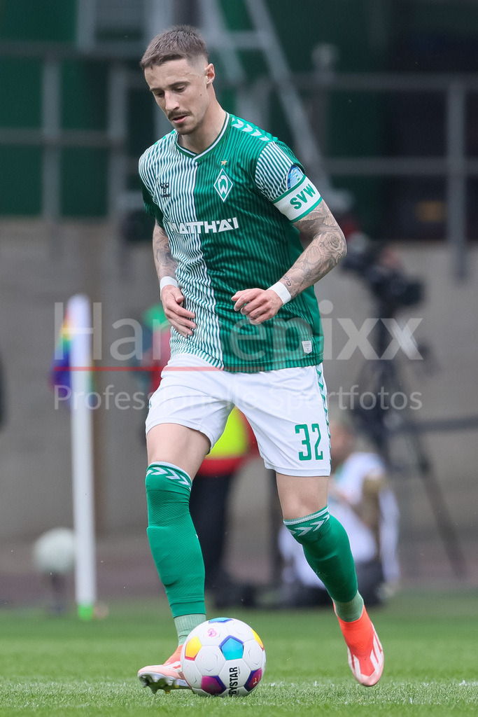 Fussball, Bundesliga, SV Werder Bremen - Borussia Mönchengladbach | v.li.: Marco Friedl (SV Werder Bremen, 32) am Ball, Einzelbild, Ganzkörper, Aktion, Action, Spielszene, DIE DFL-RICHTLINIEN UNTERSAGEN JEGLICHE NUTZUNG VON FOTOS ALS SEQUENZBILDER UND/ODER VIDEOÄHNLICHE FOTOSTRECKEN. DFL REGULATIONS PROHIBIT ANY USE OF PHOTOGRAPHS AS IMAGE SEQUENCES AND/OR QUASI-VIDEO.