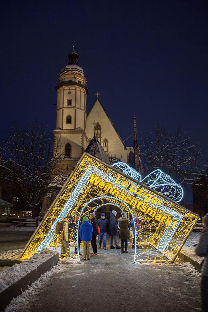 Leipziger Weihnachtsmarkt | Das Team hinter BILDLEXIKON LEIPZIG bündelt historische wie aktuelle Informationen über die Stadt Leipzig in Text und Bild auf einer Plattform und stellt diese der interessierten Öffentlichkeit zur Verfügung.