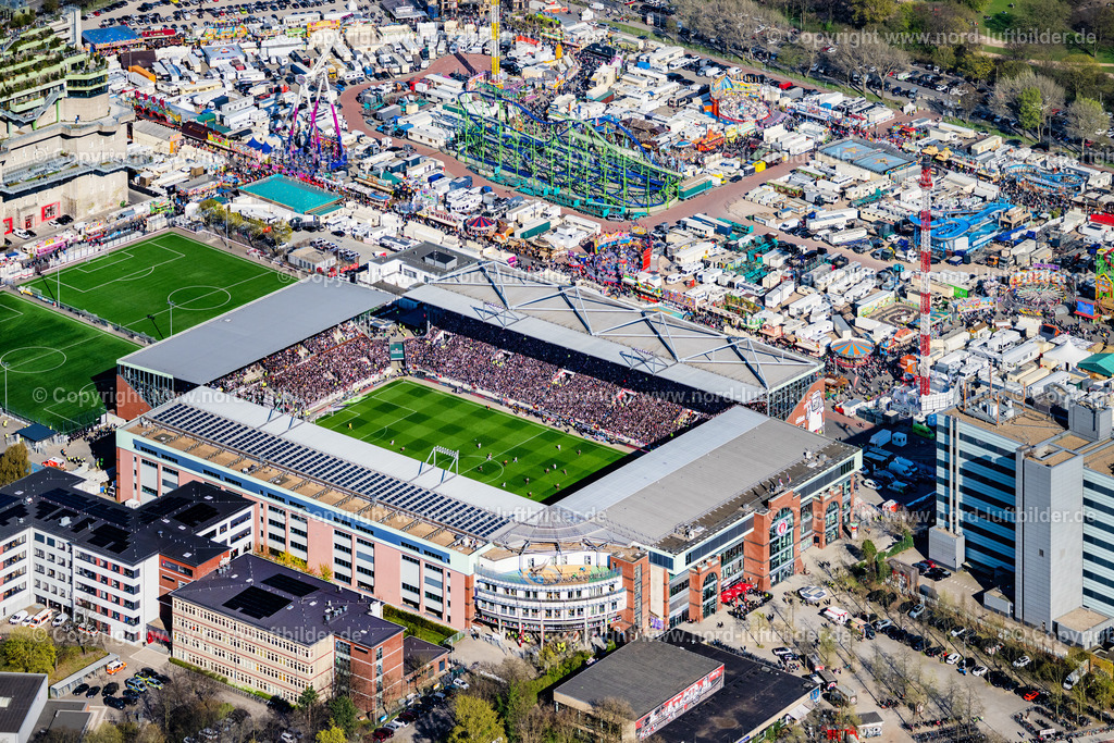 Hamburg_Millerntor_Stadion_St_Pauli_Gegen_Mönchengladbach_ELS_2827060525 | HAMBURG 06.04.2025 Sportstätten-Gelände der Arena des Stadion " Millerntor-Stadion " am Harald-Stender-Platz im Ortsteil Sankt Pauli in Hamburg, Deutschland. Weiterführende Informationen bei: Fußball-Club St. Pauli v. 1910 e.V.,  Professor Pfeifer und Partner Ingenieurbüro für Tragwerksplanung GmbH,  SHA Scheffler Helbich Architekten GmbH. // Sports facility grounds of the arena of the stadium "Millerntor- Stadion" in am Heiligengeistfeld in the St. Pauli district in Hamburg, Germany. Further information at: Fussball-Club St. Pauli v. 1910 e.V.,  Professor Pfeifer und Partner Ingenieurbuero fuer Tragwerksplanung GmbH,  SHA Scheffler Helbich Architekten GmbH. Foto: Martin Elsen