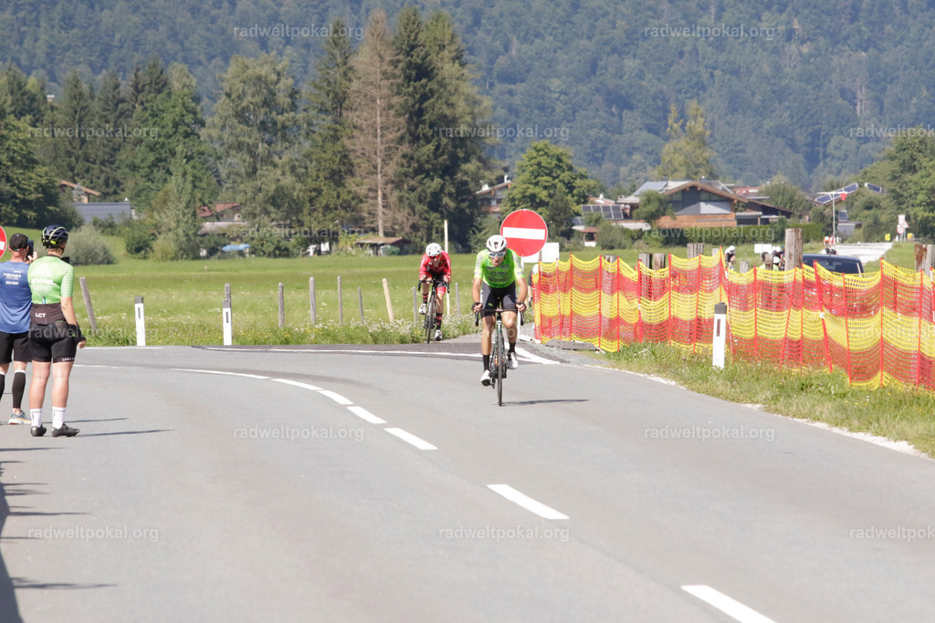 1140_20230817_Bewerb_Maenner_Muehlanger | AUT - OESTERREICH, 2023-08-16: SPORT RENNRAD-FAHREN - 55. INTERNATIONALER RADWELTPOKAL IN ST. JOHANN IN TIROL  - Vintage-Radrennen mit WM-Bronze-Medaillen-Siegerin Christina Schweinberger, den Teilnehmer und Alexander Baumann (vom Orginastions-Team) - TAG 2 BEWERB MAENNER IN SECHS GRUPPEN  ; Foto: Roland Muehlanger