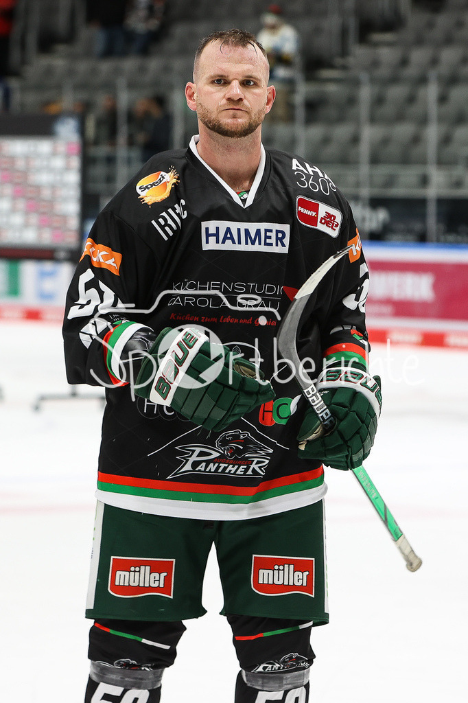 Augsburger Panther - ERC Ingolstadt | Maximilian RENNER (AEV #58)) ist enttaeuscht nach der Niederlage gegen Ingolstadt