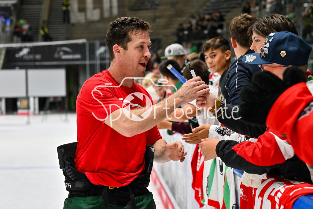 Augsburger Panther - Iserlohn Roosters | Die Augsburger Panther feiern zusammen mit ihren Fans den Heimsieg gegen Iserlohn / Penny DEL: Augsburger Panther - Iserlohn Roosters; Curt Frenzel Stadion am 21.09.2025 / im Bild T. J. TREVELYAN (Augsburger Panther #24)