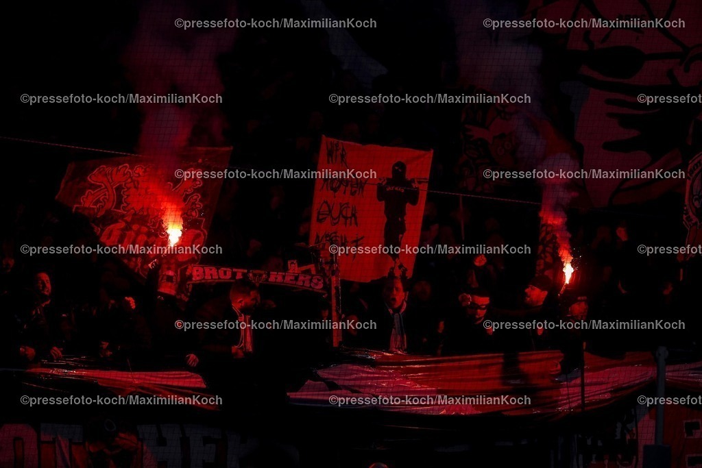 DFB05022502173 | 05.02.2025, Fußball, DFB-Pokal Viertelfinale, Bayer 04 Leverkusen - 1.FC Köln, BayArena, Saison 2024 2025: Banner wir Mögen euch Nicht in der Nordkurve neben zwei Pyrotechnik fackelnDFB regulations prohibit any use of photographs as image sequences and or quasi-video.