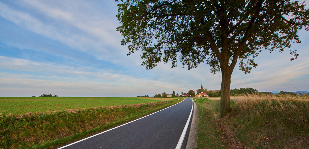Blick auf Storcha an der Via Regia mit der neugotischen Pfarrkirche Herz Jesu 01 | Bedeutsame Landschaften Deutschlands - Realisiert mit Pictrs.com
