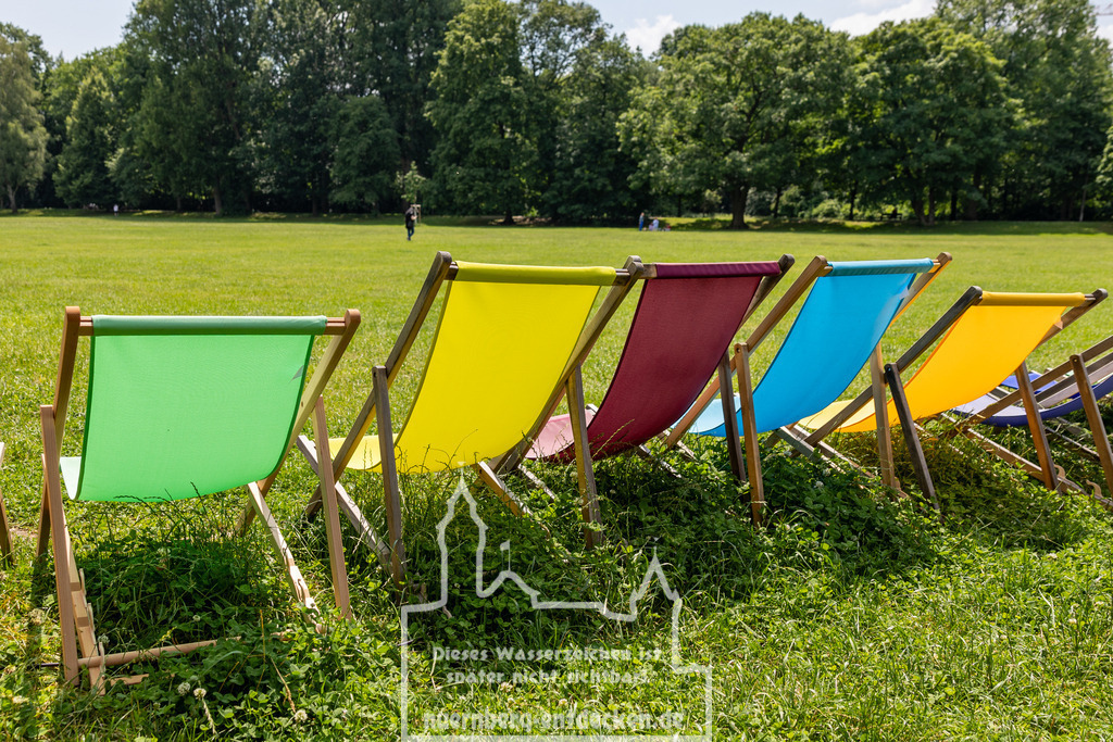 Wiesen Biergarten Nürnberg | Der Biergarten Wöhrder Wiese ist eine grüne Oase mitten in der Stadt. Zahlreiche bequeme Liegestühle laden Besucher dazu ein, sich zu entspannen und die Sonne zu genießen. - Realisiert mit Pictrs.com