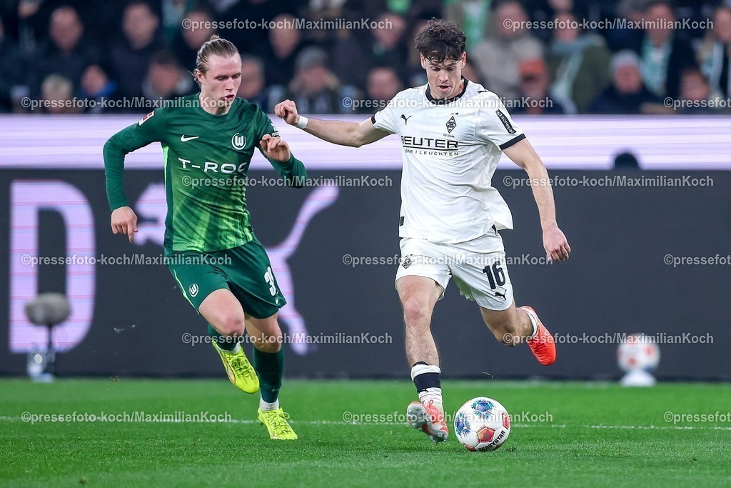 BMG13122502115 | 13.12.2025, Fußball, Borussia Mönchengladbach - VfL Wolfsburg, 1. Fußball Bundesliga, 14.Spieltag, Borussia-Park, Saison 2025 2026: Patrick Wimmer&nbsp;(VfL Wolfsburg #39) im Zweikampf gegen  Philipp Sander&nbsp;(Borussia Mönchengladbach #16)  DFB regulations prohibit any use of photographs as image sequences and or quasi-video.