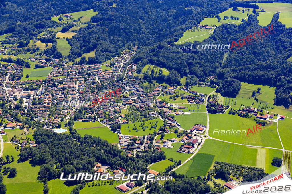 Aktuelles Luftbild von  Bad Feilnbach - Die Luftaufnahme wurde 2022 mittels UL-Flugzeug erstellt ( keine Drohne ) - hochauflösende Kamera-Systeme von  Canon -Beste Qualität - Für grossformatige Ausdrucke geeignet. Die Geschenkidee !