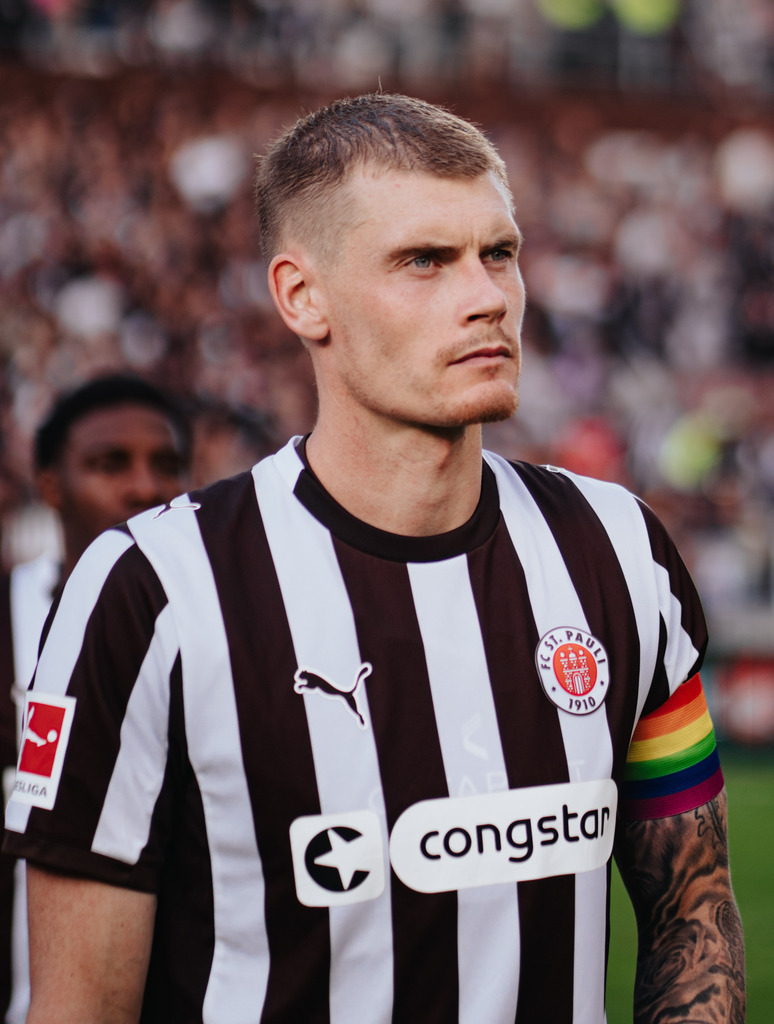 HEV04864 | Der offizielle Shop für FC St. Pauli Fotos. Wähle aus Spielszenen & Fanmomenten dein FCSP Wunschformat. Wir liefern Millerntor-Atmosphäre.