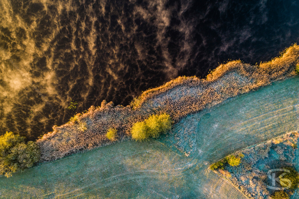 Herbstlandschaft mit Nebel über See - Luftaufnahme Bayern im Morgenlicht | Spektakuläre Drohnenaufnahme einer herbstlichen Seelandschaft im warmen Morgenlicht. Mystischer Bodennebel über dem Wasser, goldene Herbstbäume und verschneite Alpen im Hintergrund vereinen sich zu einem malerischen Panorama in Süddeutschland. - Realisiert mit Pictrs.com