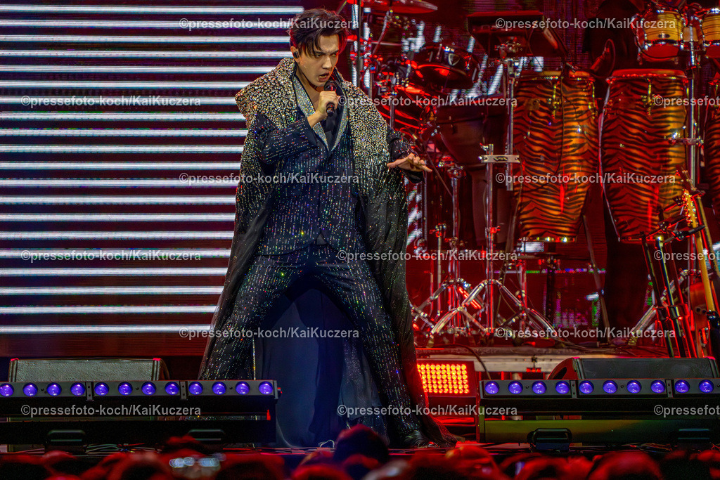 KKU24112401032 | 24.11.2024, xkkux, Düsseldorf, PSD-Bank Dome, Der kasachische Sänger Dimash Qudaibergen (Dinmukhammed Qanatuly Qudaibergen) performt zusammen mit seinen Tänzern bei seiner Live Show STRANGER